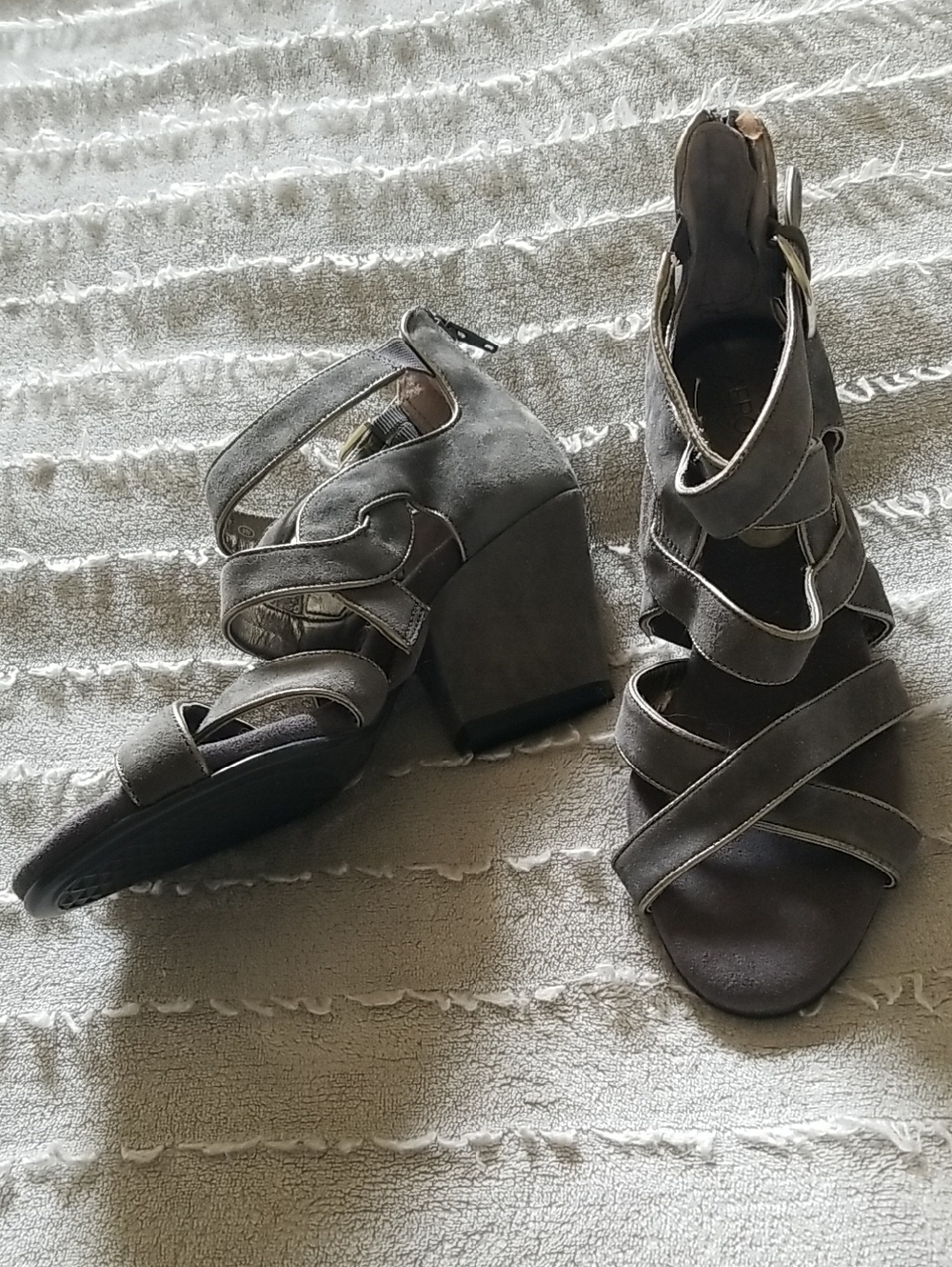 AEEROSOLE Women's Gray Suede Strappy Block Heel Sandals